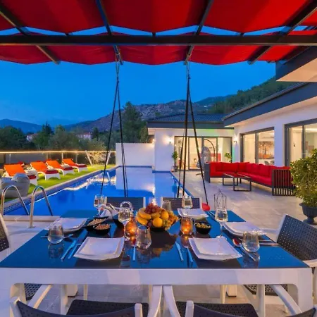 Uezuemlue 2 Bedroom Secluded With Private Pool Hot Tub