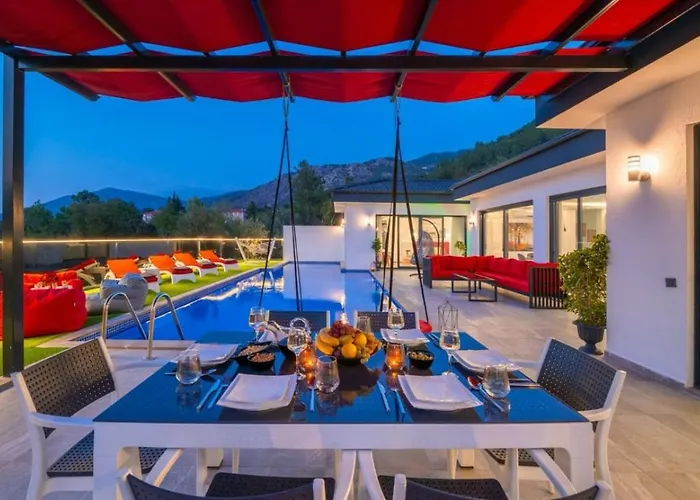 Uezuemlue 2 Bedroom Secluded With Private Pool Hot Tub