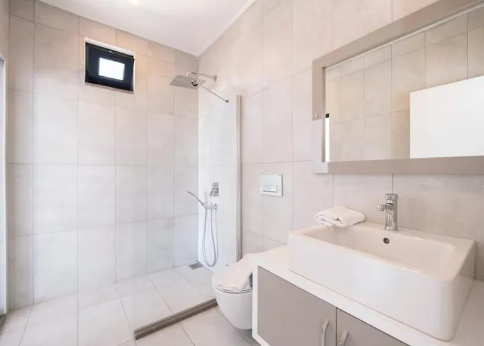 Uezuemlue 2 Bedroom Secluded With Private Pool Hot Tub Vila