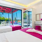 Willa Uezuemlue 2 Bedroom Secluded With Private Pool Hot Tub *