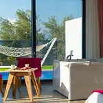 Willa Uezuemlue 2 Bedroom Secluded With Private Pool Hot Tub
