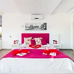 Uezuemlue 2 Bedroom Secluded With Private Pool Hot Tub فيلة